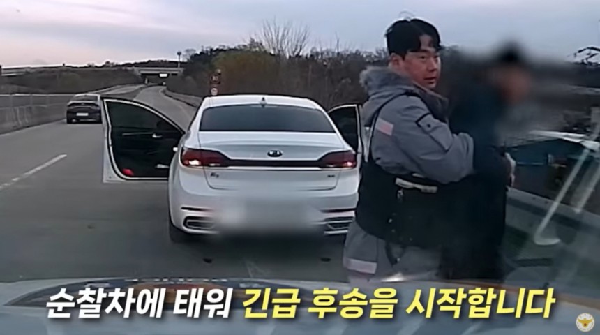 협심증을 앓는 남성이 운전 중 도로 한복판에 쓰러졌지만 경찰 도움으로 병원에서 치료 받고 무사히 회복했다./사진=경찰청 유튜브 갈무리 