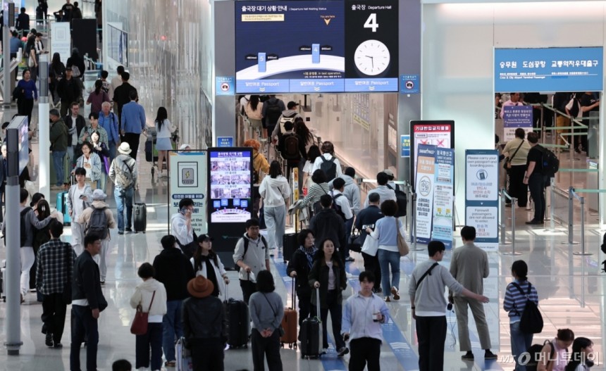 황금연휴를 앞둔 2일 오전 인천국제공항 제1여객터미널 출국장이 여행객들로 붐비고 있다./사진=뉴스1 /사진=(인천공항=뉴스1) 김성진 기자