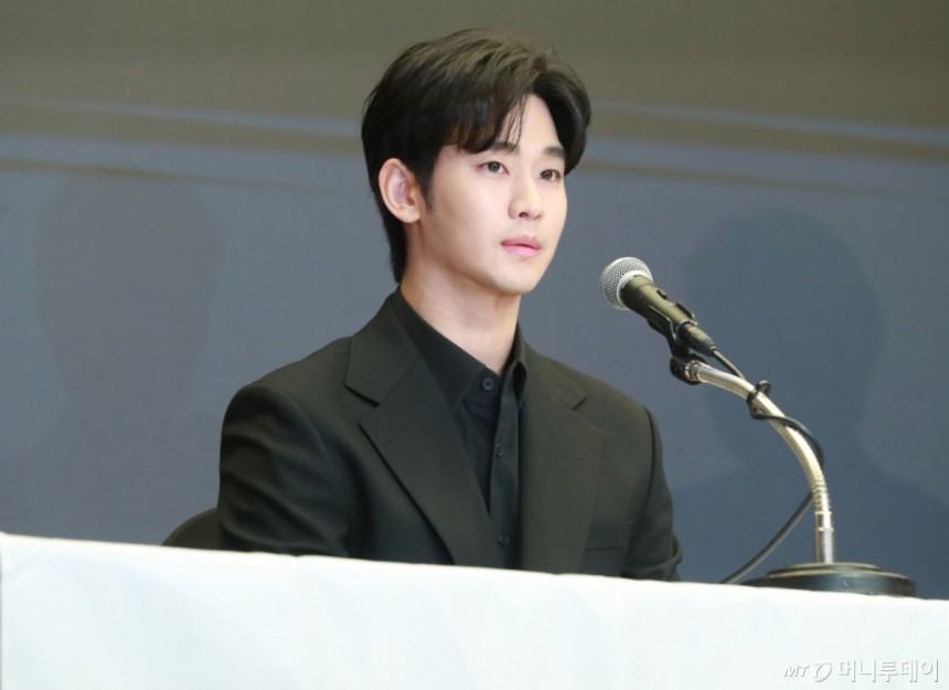 배우 김수현이 31일 오후 서울 마포구 상암동 스탠포드호텔에서 진행된 기자회견에서 최근 불거진 사생활 논란에 대해 밝히고 있다./2025.03.31 /사진=이동훈 photoguy@