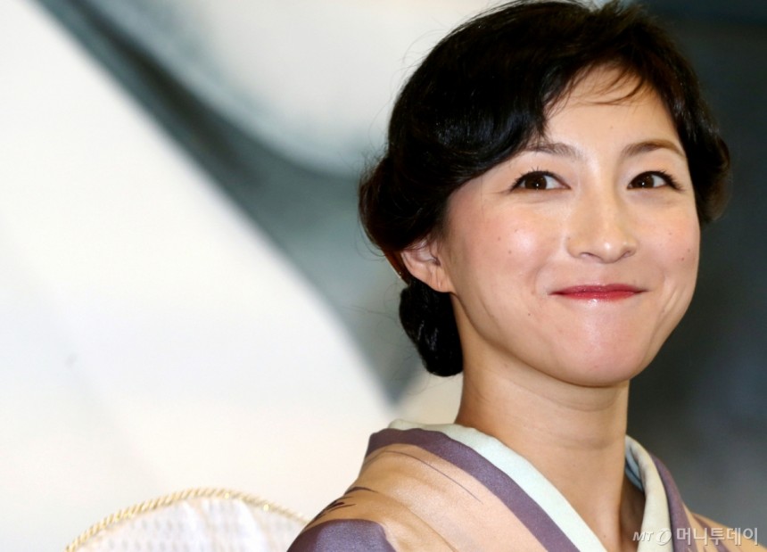 일본 배우 히로스에 료코가 30일 오전 서울 장충동 국립극장 해오름극장에서 열린 연극 '나에게 불의 전차를'(작/연출 정의신) 기자간담회에 참석해 질문에 답하고 있다.일본인으로부터 박해 받고,같은 한국인에게조차