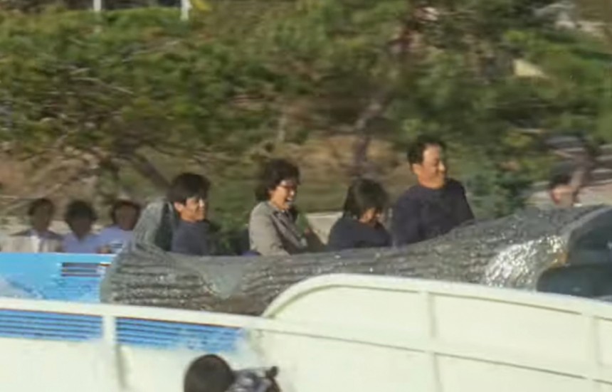 중국 민항기 탑승객들은 춘천에서 수도권으로 올라와 중국으로 출발 전까지 근교 산업시설,용인 자연농원,백화점 등을 견학했다/사진=KTV 갈무리