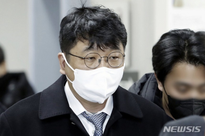 사기 혐의로 재판에 넘겨진 이정훈 전 빗썸홀딩스-빗썸코리아 의장이 2023년 1월3일 서울 서초구 서울중앙지방법원에서 열린 1심에서 무죄를 선고 받은 뒤 법정을 나오고 있다./사진=뉴시스