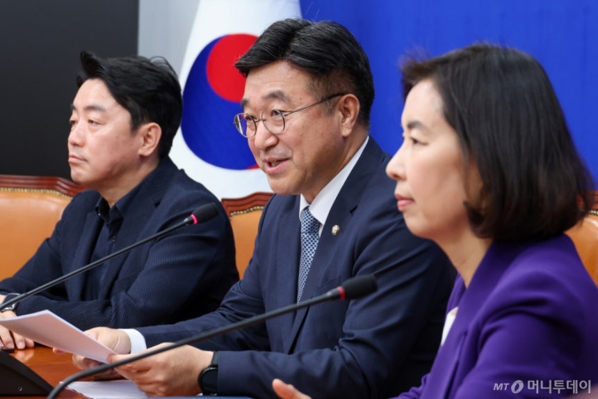 (서울=뉴스1) 안은나 기자 = 윤호중 더불어민주당 총괄선거대책본부장이 5일 오전 서울 여의도 국회에서 열린 기자간담회에 참석해 모두 발언하고 있다. 왼쪽부터 강훈식 수석부본부장, 윤 본부장, 박경미 대변인. 202