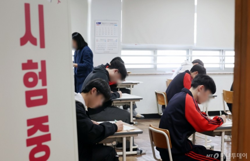 [부산=뉴시스] 하경민 기자 = 2026학년도 대학수학능력시험 대비 올해 첫 전국연합학력평가(모의고사)가 진행된 26일 부산 동구 부산고등학교 3학년 교실에서 학생들이 문제를 풀고 있다.2025.03.26./