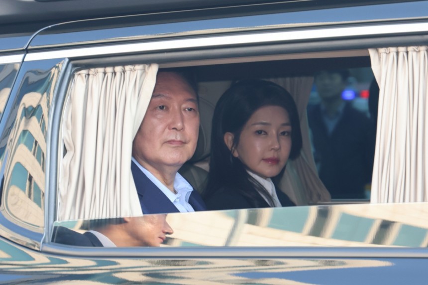 윤석열 전 대통령과 김건희 전 여사가 4월11일 오후 서울 용산구 대통령 관저에서 나와 차를 타고 사저로 향하고 있다./사진=뉴스1.