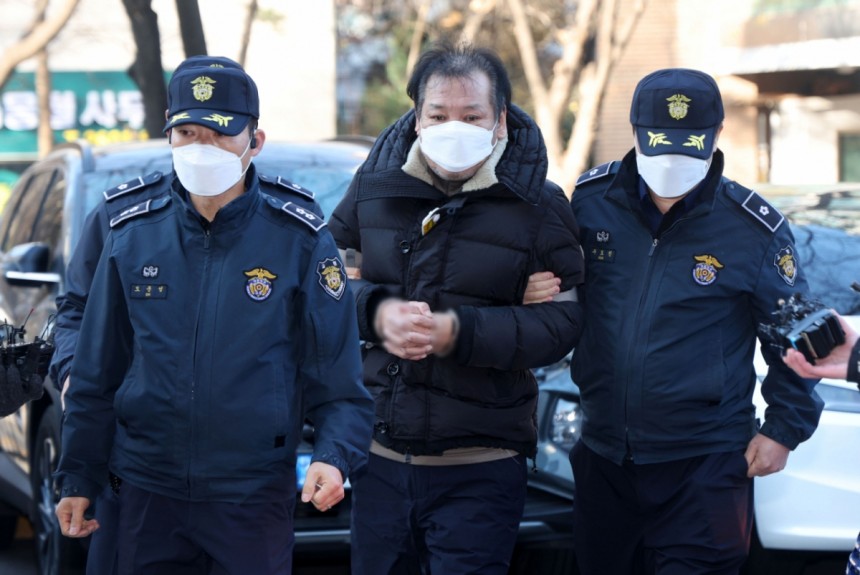 무속인 건진법사로 알려진 전성배씨가 지난해 12월19일 서울 양천구 서울남부지방법원에서 열린 정치자금법 위반 혐의 영장실질심사(구속 전 피의자심문)에 출석하고 있다./사진=뉴시스