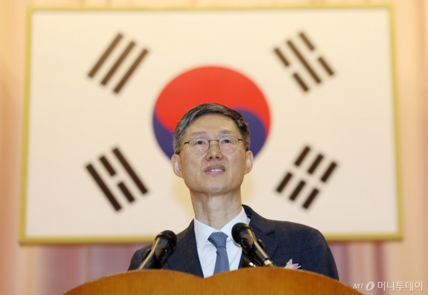 [서울=뉴시스] 김명년 기자 = 문형배 헌법재판소장 권한대행이 18일 오전 서울 종로구 헌법재판소에서 열린 퇴임식에서 퇴임사하고 있다.2025.04.18./사진=김명년