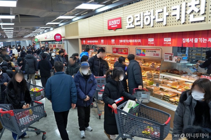 롯데마트가 지난 1월 16일 지하철 5·8호선 천호역 인근 아파트 단지 지하 1층에 1374평(4538㎡) 규모의 천호점을 오픈했다.이날 서울 강동구 롯데마트 천호점을 찾은 고객들이 물품을 구매하고 있다./사진=