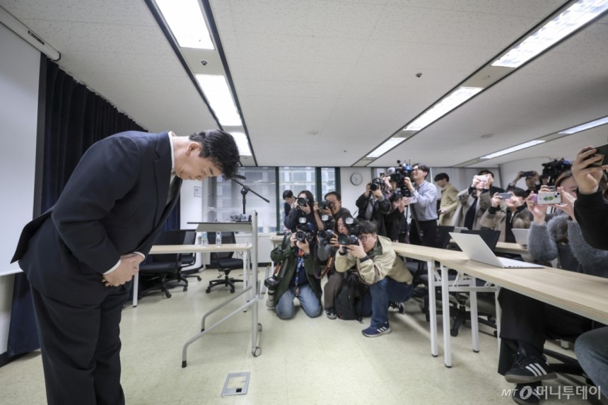 [서울=뉴시스] 정병혁 기자 = 백종원 더본코리아 대표가 28일 서울 서초구의 한 회의공간에서 열린 더본코리아 주주총회에서 취재진에게 인사를 하고 있다.2025.03.28./사진=정