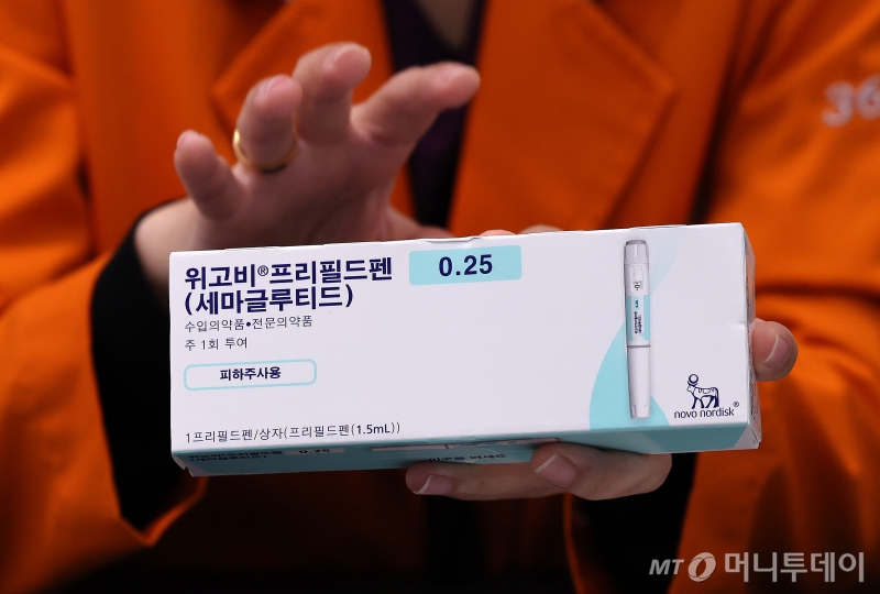 (서울=뉴스1) 박지혜 기자 = 24일 서울 강남구 365mc의원 강남본점에서 의료진이 비만 치료제‘위고비’를 들어보이고 있다.위고비는 인슐린 분비를 촉진하고 소화 속도를 늦추는 글루카곤 유사 펩타이드(GLP