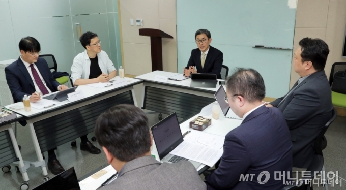 'AI와 한국의 미래' 지상 좌담회.가장 왼쪽부터 김덕호 경사노위 상임위원,박종천 작가,<a href=