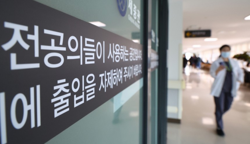 서울 시내 한 대학병원 전공의 전용 공간에서 의료진이 이동하고 있다./사진= 뉴시스 