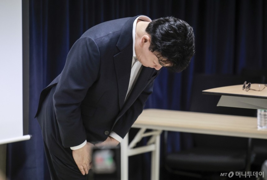 [서울=뉴시스] 정병혁 기자 = 백종원 더본코리아 대표가 28일 서울 서초구의 한 회의공간에서 열린 더본코리아 주주총회에서 취재진에게 인사하고 있다.2025.03.28./사진=정병혁