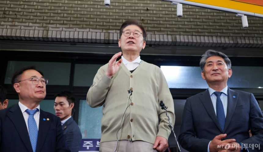 (영동=뉴스1) 안은나 기자 = 이재명 더불어민주당 대통령 후보가 골목골목 경청투어 이틀차인 6일 오후 충북 영동군 영동중앙시장을 찾아 즉흥 연설을 하고 있다.2025.5.6/뉴스1 Copyright (C) 뉴스