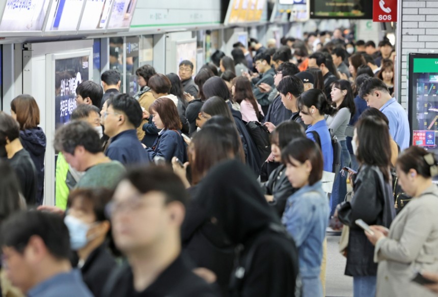 지난달 30일 오전 서울 영등포구 신도림역이 출근길에 나선 시민들로 붐비고 있다./사진=뉴스1
