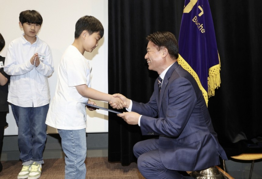 경기도 부천시는 지난 1일 열린 '제 103회 어린이날 기념식'에서 부원초등학교 3학년 정태운 군에게 모범 어린이 표창장을 수여했다고 7일 밝혔다.정군은 지난 1월8일 오후10시20분쯤 경기도 부천 자택에서 급성