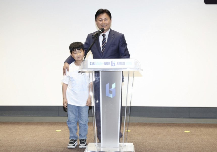 경기도 부천시는 지난 1일 열린 '제 103회 어린이날 기념식'에서 부원초등학교 3학년 정태운 군에게 모범 어린이 표창장을 수여했다고 7일 밝혔다.정군은 지난 1월8일 오후10시20분쯤 경기도 부천 자택에서 급성