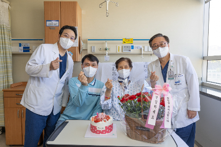 중앙대의료원 100번째 간이식 수술을 마치고 기증자인 아들(사진 왼쪽에서 두번째)과 수혜자인 어머니(사진 왼쪽에서 세번&#51760;)가 의료진과 함께 건강한 모습으로 기념촬영하고 있다./사진=중앙대병원 장기이식센터