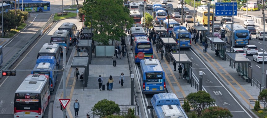 서울 시내버스노조가 준법운행을 재개한 7일 서울 중구 서울역 버스정류장에 버스가 정차하고 있다.지난달 29일 협상 결렬 이후 노사 간 공식 교섭은 중단된 상태며,시내버스 노조는 오는 8일 전국자동차노조 지역 대