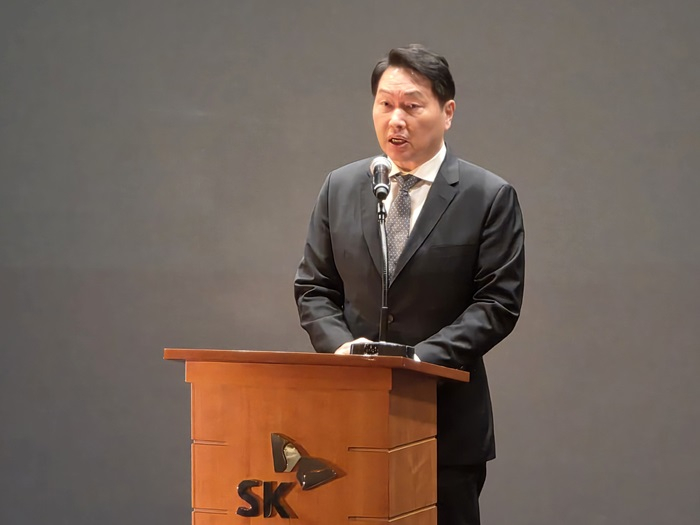 최태원 SK그룹 회장이 7일 서울 중구 SK텔레콤 사옥에서 열린 '사이버 침해 관련 일일브리핑'에 참석해 대국민 사과를 하고 있다./사진=김승한 기자