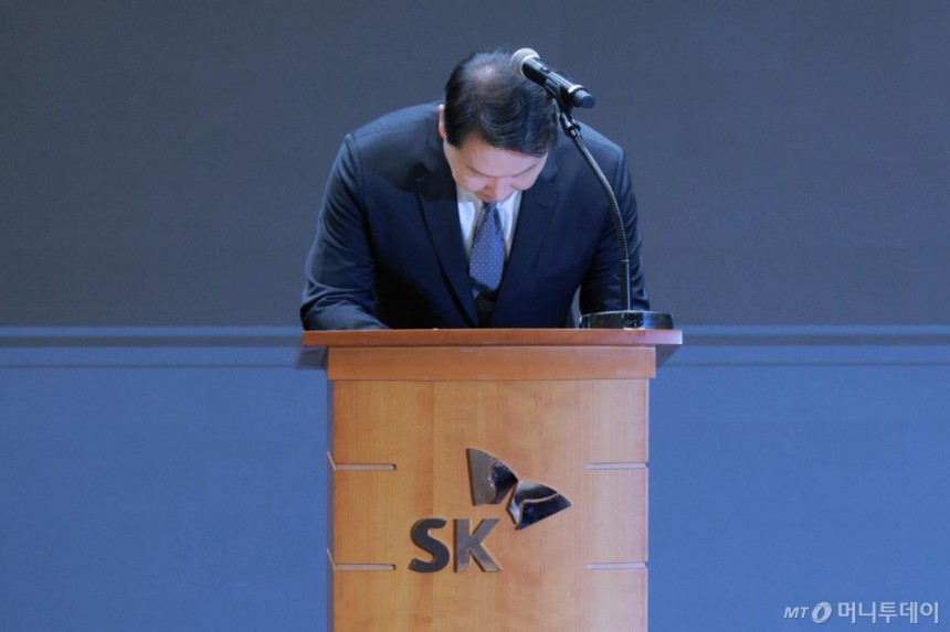  최태원 SK그룹 회장이 7일 오전 서울 중구 SK텔레콤 T타워 SUPEX홀에서 SK텔레콤의 해킹 사고와 관련해 대국민 사과를 하고 있다./사진=공동취재