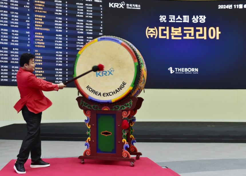 백종원 대표이사가 6일 서울 여의도동 KRX한국거래소 서울사무소에서 진행된 더본코리아,유가증권시장 신규 상장 기념식에 참석,상장을 알리는 북을 치고 있다.이날 기념식에는 양태영 한국거래소 유가증권시장본부장,