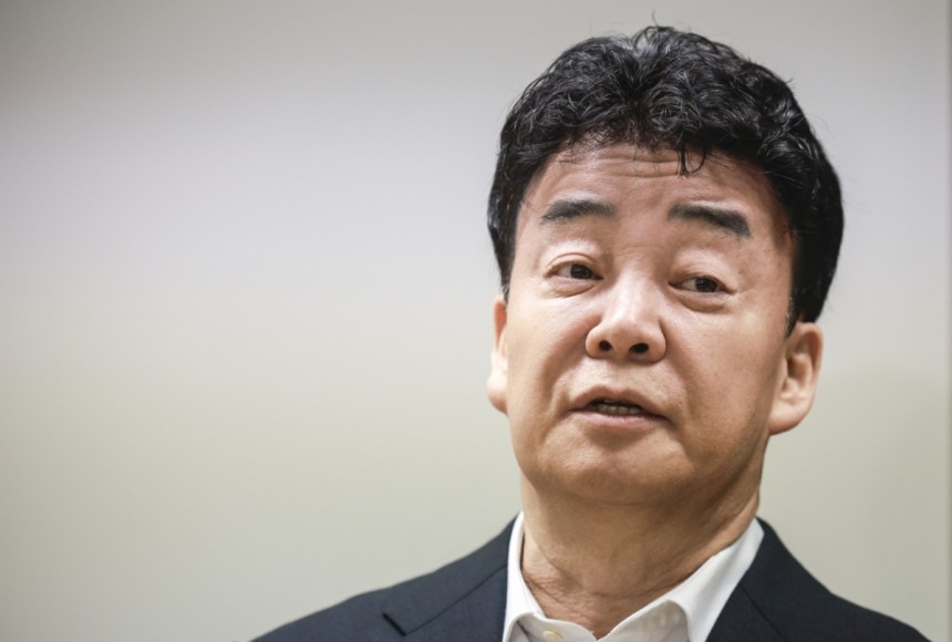 백종원 더본코리아 대표가 서울 서초구의 한 회의공간에서 열린 더본코리아 주주총회에서 취재진의 질문에 답하고 있다./사진=뉴시스