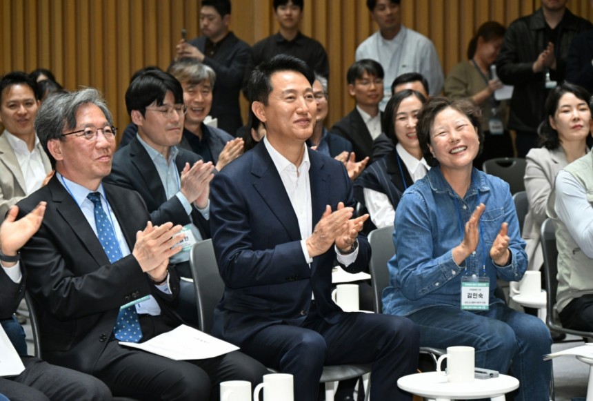오세훈 서울시장이 7일 서울시청에서 열린 '규제철폐 100일 성과보고회'에서 추진 성과를 청취하고 있다./사진=서울시