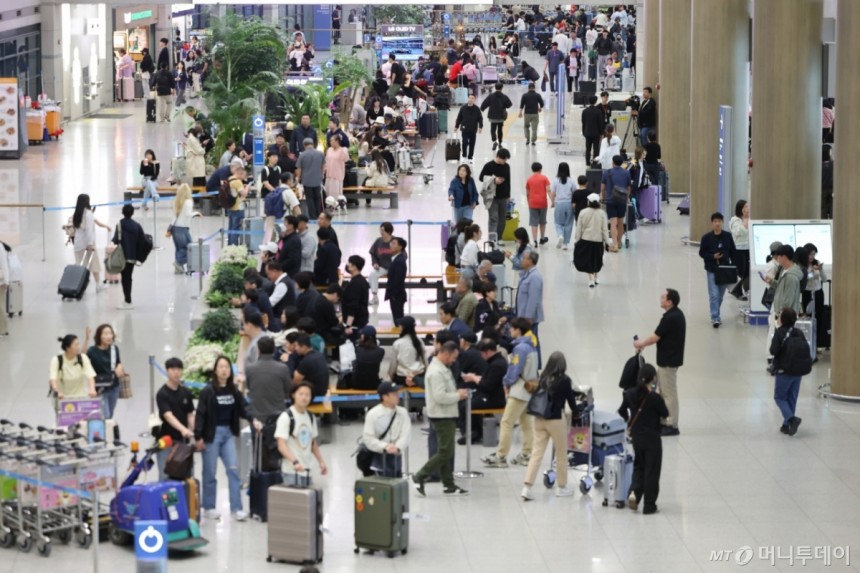 어린이날 연휴 마지막날인 6일 인천국제공항 1터미널 도착층이 여행객들로 붐비고 있다./사진=뉴시스