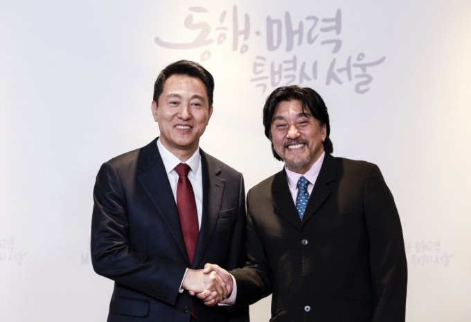 오세훈 서울시장이 7일 서울 중구 서울시청 집무실에서 열린 서울시 홍보대사 위촉식에서 홍보대사로 위촉된 에드워드 리 셰프와 기념촬영을 하고 있다./사진=뉴스1 