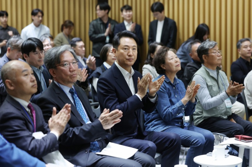 오세훈 서울시장이 7일 서울 중구 서울시청에서 열린 규제철폐 100일 성과보고회에서 박수를 치고 있다./사진=뉴시스
