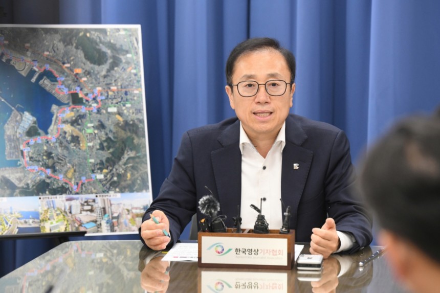김광회 부산시 미래혁신부시장이 도시철도망 구축계획을 설명하고 있다./사진제공=부산시