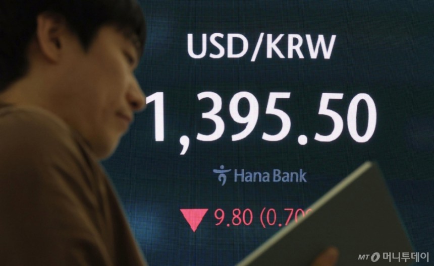 7일 서울 중구 하나은행 딜링룸에서 딜러들이 업무를 하고 있다./사진=뉴시스