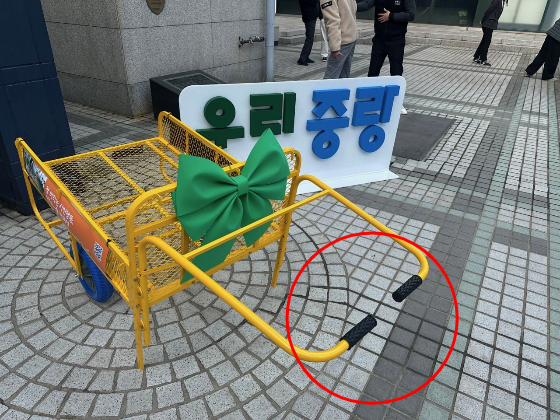 손잡이를 짧게 만들고 가운데 구멍을 뚫는 것.그것만으로도 허리나 다리에 훨씬 무리가 덜 오게 하는 거였다./사진=녹색병원 제공