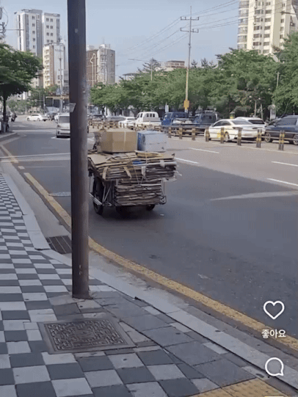 차도로 다녀야 하는 폐지 리어카.그러다 보면 차량을 긁기도 하고 부딪히기도 쉬워 위험천만할 때가 많다./사진=오늘의 행동 제공