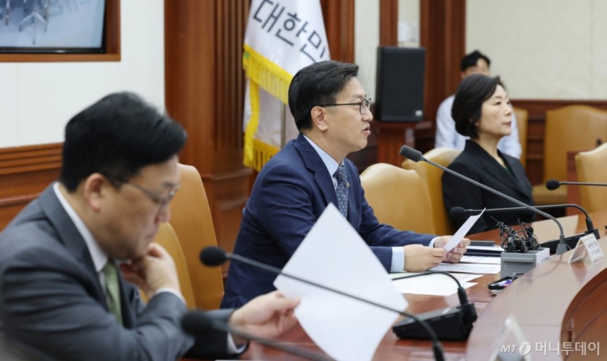 (서울=뉴스1) 임세영 기자 = 김범석 기획재정부 장관 직무대행이 8일 오전 서울 종로구 정부서울청사에서 열린 경제관계장관회의에서 모두발언을 하고 있다.2025.5.8/뉴스1 Copyright (C) 뉴스1.