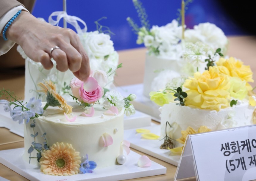 생화로 케이크를 장식하는 업체 5곳은 모두 먹을 수 없는 화훼용 꽃을 사용했다.조사 대상 케이크에선 잔류 농약이 검출되지 않았지만 장식용으로 사용된 꽃에서는 메트라페논,아족시스트로빈,플룩사메타마이드 등 잔류 농