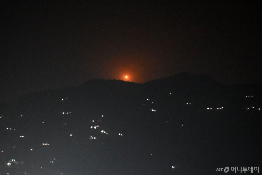(푼치 AFP=뉴스1) 우동명 기자 = 7일(현지시간) 인도의 푼치에서 파키스탄와 파키스탄이 장악한 카슈미르 지역을 향한 포격으로 화염이 솟아 오르고 있다.2025.05.07 ⓒ AFP=뉴스1 Copyright