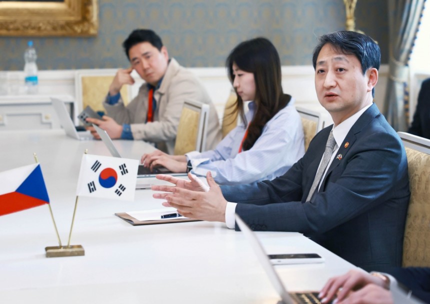 안덕근 산업통상자원부 장관이 체코 프라하에서 기자간담회를 갖고 기자들의 질의에 답하고 있다./사진제공=산업통상자원부
