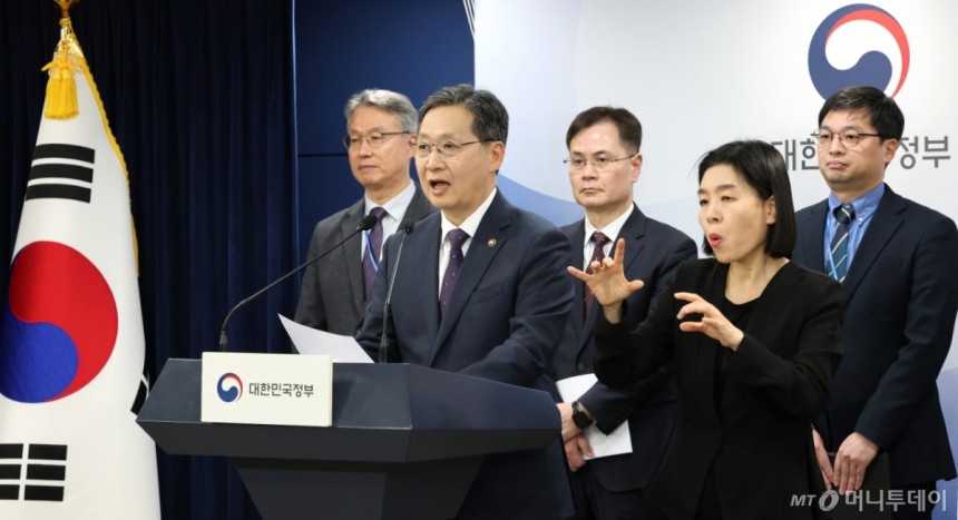 윤영빈 우주항공청장이 2월 서울 종로구 정부서울청사에서 제3회 국가우주위원회 관련 사전 기자브리핑을 하고 있다./사진=뉴스1