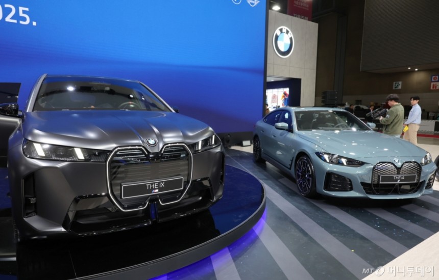지난달 3일 오전 경기도 고양시 킨텍스에서 열린 2025서울모빌리티쇼 BMW그룹코리아 부스에 순수 전기차 THE iX와 THE i4가 공개되고 있다./사진= 뉴시스