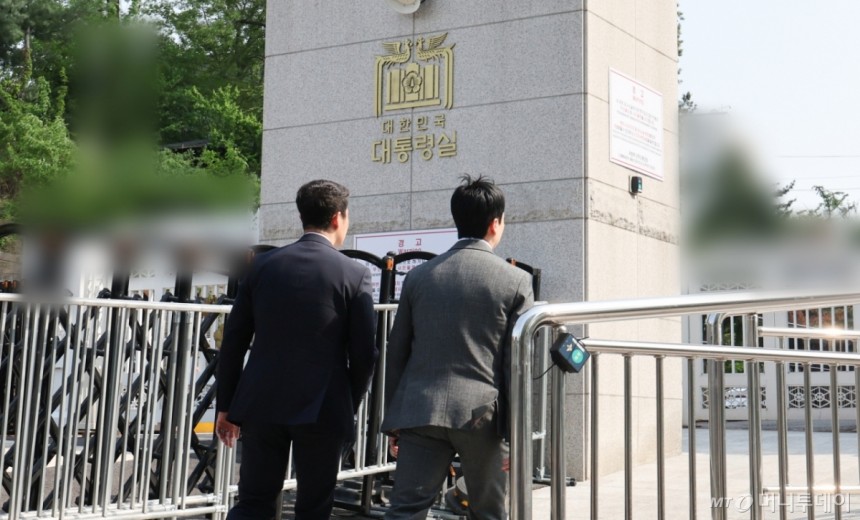(서울=뉴스1) 허경 기자 = 해병대원 순직사건 수사외압 의혹을 수사 중인 고위공직자범죄수사처(공수처) 수사관들이 대통령비서실과 국가안보실에 대한 압수수색을 시도하기 위해 7일 서울 용산구 대통령실 민원실 출입구로 