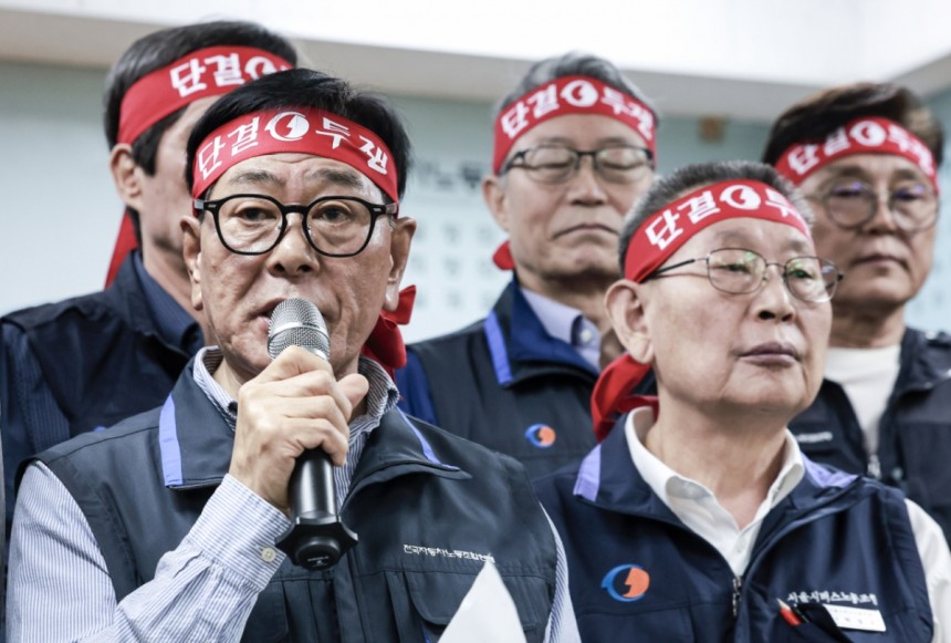 서종수 전국자동차노동조합연맹 위원장이 8일 서울 서초구 전국자동차노동조합연맹에서 열린 전국자동차노동조합연맹 대표자 회의를 마친 뒤 회의결과를 발표하고 있다./사진=뉴시스 