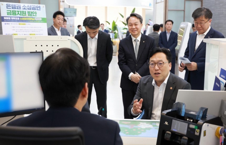 김병환 금융위원장이 채무조정 프로그램인 '소상공인119 Plus' 시행 현장을 점검하기 위해 8일 신한은행 영업부 본점에 방문했다./사진제공=금융위원회