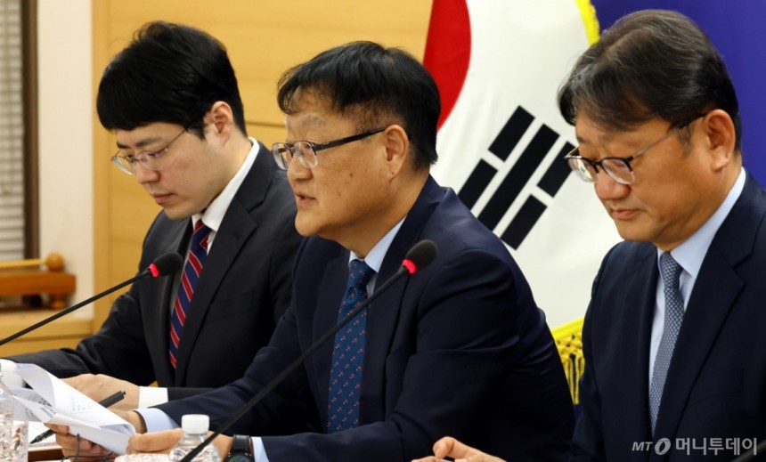 [서울=뉴시스] 박주성 기자 = 이영면 인구구조 변화 대응 계속고용위원회 위원장이 8일 오후 서울 세문안로 경제사회노동위원회 대회의실에서 미래세대와 함께,지속성장을 위한 '고령자 계속고용의무 제도화 공익위원 제언'