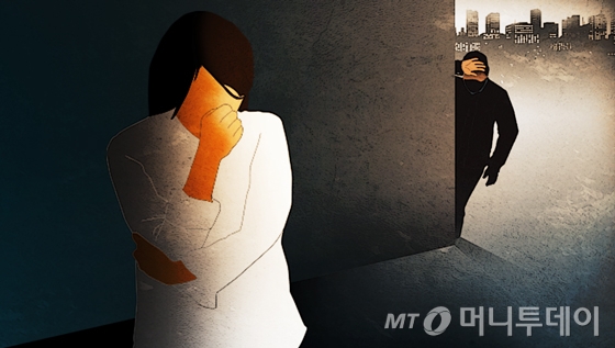지난 3월 8일 늦은 새벽 귀가하는 여성 4명을 연이어 강제 추행한 혐의로 현장에서 체포된 전주시청 공무원이 재판에 넘겨졌다.2016년 A씨는 비슷한 방법으로 모르는 여성을 추행했던 것으로 드러났다.이번 사건의 