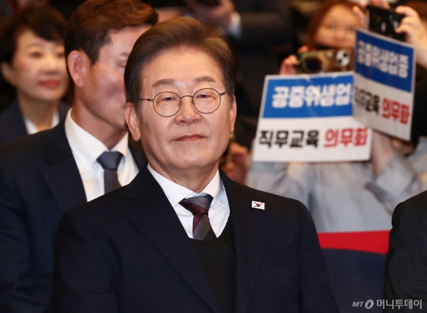 이재명 더불어민주당 대통령 후보가 8일 오후 서울 영등포구 중소기업중앙회에서 열린 선거대책위원회 직능본부 민생정책 협약식에서 자리하고 있다.2025.5.8/사진=뉴스1 