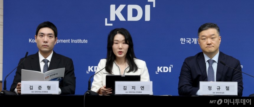 (세종=뉴스1) 김기남 기자 = 김준형 KDI 동향총괄,김지연 KDI 전망총괄,정규철 KDI 경제전망실장(왼쪽부터)이 8일 세종시 정부세종청사에서 '잠재성장률 전망과 정책적 시사점'에 대한 KDI 현안분석 내용