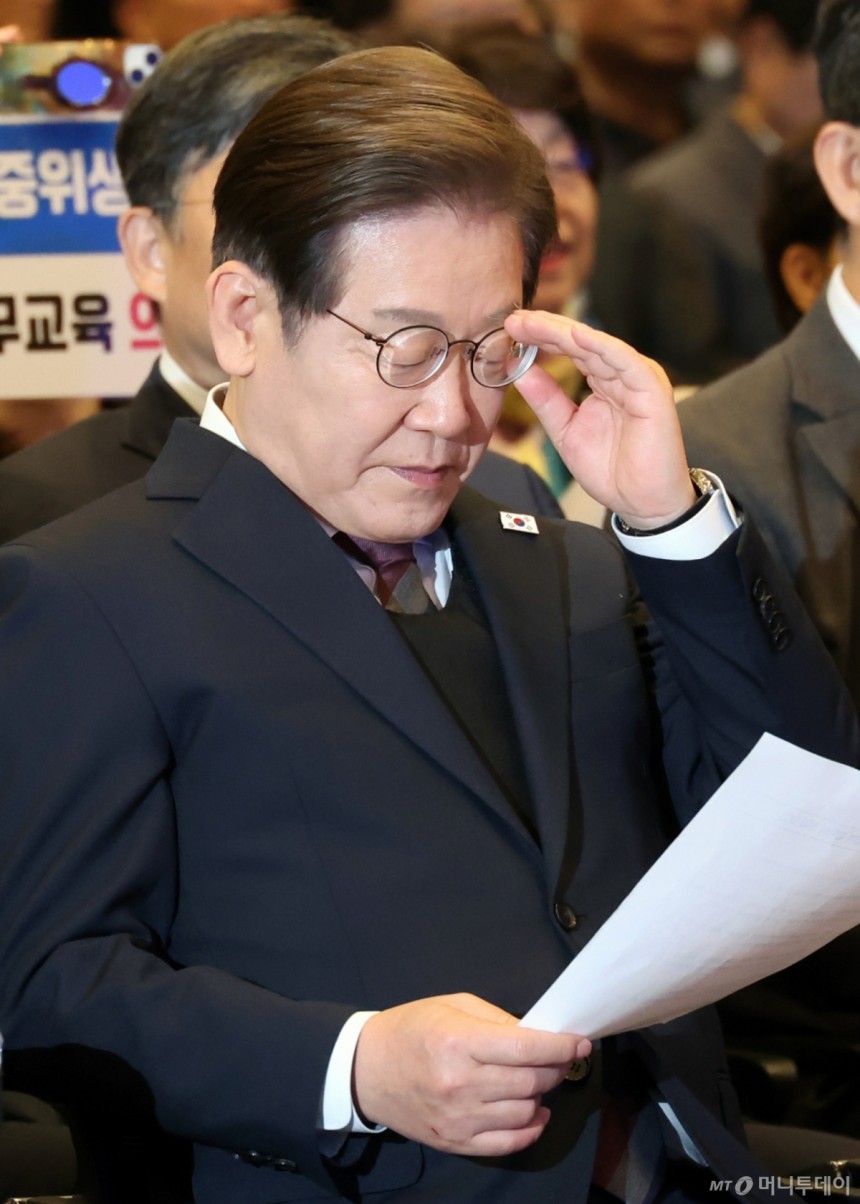 [서울=뉴시스] 조성우 기자 = 이재명 더불어민주당 대선후보가 8일 오후 서울 여의도 중소기업중앙회에서 열린 중앙선대위 직능본부 민생정책 협약식에 참석해 자료를 보고 있다.2025.05.08.xconfind@ne
