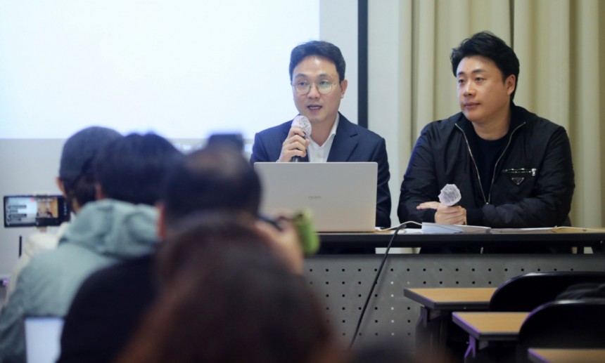 故 김새론 유족 측과 김세의 가로세로연구소 대표가 7일 서울 강남구 모처에서 배우 김수현 관련 기자회견을 연 가운데 유튜버 연예뒤통령 이진호(왼쪽)가 반박 기자회견을 열고 발언하고 있다./사진=뉴시스